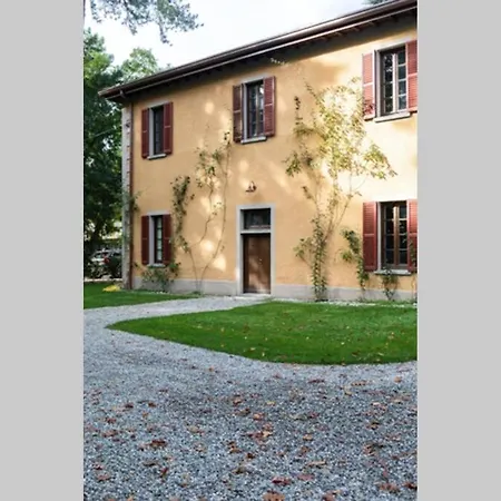 Apartment Bilocale Nel Parco Di Erba