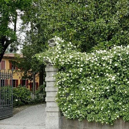 Apartment Bilocale Nel Parco Di Erba
